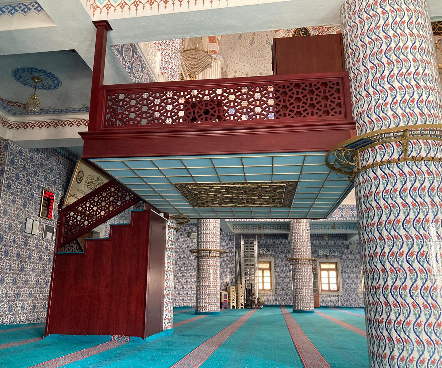 Mihrap Minber Kürsü Müezzinlik Cami Kapısı Lambiri